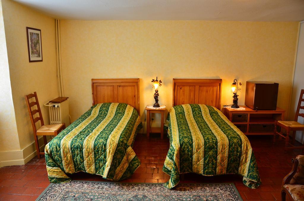 Auberge Bourbonnaise Lurcy-Lévis Quarto foto